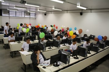 Competidores resolvendo os problemas de lógica