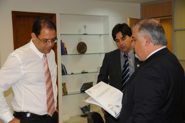 Entrega do requerimento de credenciamento do Centro de Inovação de Marília ao vice-governador do estado