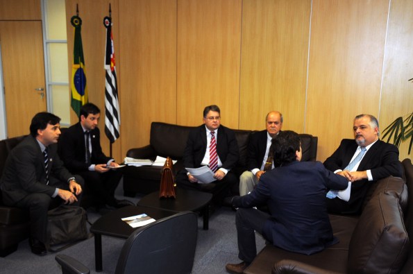 Reunião de entrega do projeto de credenciamento do Centro de Inovação Tecnológica de Marília (CITEc-Marília) Prof. Dr. Elvis Fusco (Presidente da ASSERTI e coordenador do Univem), Prof. Dr. Fábio Dacêncio Pereira (Professor e Coordenador de Pesquisa e Extensão do Univem), Cássio Luiz Pinto Junior (Secretário Municipal do Desenvolvimento Econômico e Turismo), Dr. Luiz Carlos de Macedo Soares (Reitor do Univem), Márcio França (Vice-Governador e Secretário de Desenvolvimento Econômico, Ciência, Tecnologia e Inovação), Vinícius Camarinha (Prefeito de Marília)